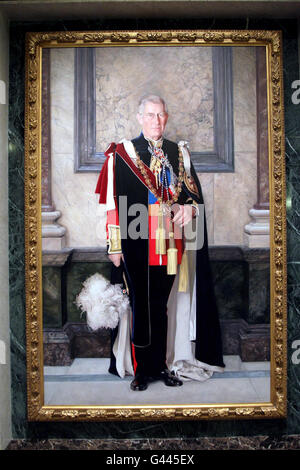 Un ritratto dell'artista Richard Stone del Principe Carlo alla Goldsmiths Hall di Londra. Foto Stock