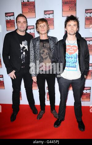 (l-r) Christopher Wolstenholme, Dominic Howard e Matt Bellamy di Muse in arrivo per i 2011 Shockwaves NME Awards alla O2 Academy di Brixton, Londra Foto Stock