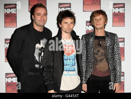 (Da sinistra a destra) Christopher Wolstenholme, Matt Bellamy e Dominic Howard of Muse in arrivo per i 2011 Shockwaves NME Awards alla O2 Academy di Brixton, Londra Foto Stock