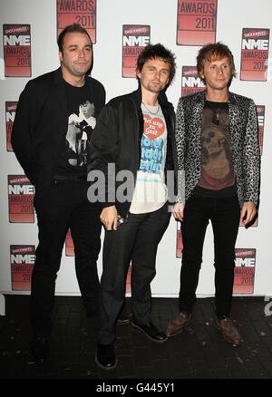 (Da sinistra a destra) Christopher Wolstenholme, Matt Bellamy e Dominic Howard of Muse in arrivo per i 2011 Shockwaves NME Awards alla O2 Academy di Brixton, Londra Foto Stock