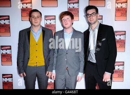 (Da sinistra a destra) Kevin Baird, Alex Trimble e Sam Halliday del Two Door Cinema Club in arrivo per i 2011 Shockwaves NME Awards alla O2 Academy di Brixton, Londra Foto Stock