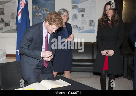 Il principe Harry è guardato dal vice alto commissario Belinda Brown e Kate Middleton mentre firma il suo nome nel libro di condoglianze alla Commissione alta Nuova Zelanda a Londra in memoria di coloro che hanno perso la vita nel terremoto di Christchurch. Foto Stock