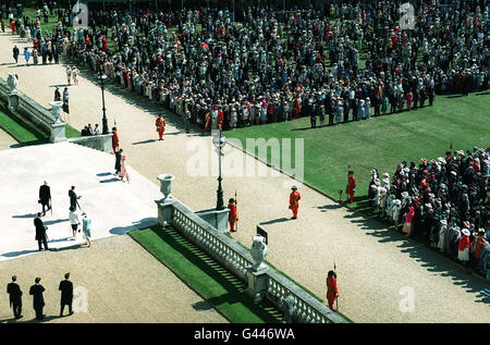 Ospiti della Regina Elisabetta II in Gran Bretagna ad una festa in giardino che si tiene nei terreni di Buckingham Palace a Londra questo pomeriggio (Thur). (La Regina è sulla scalinata al centro a sinistra) Foto di Dave Cheskin/PA. Foto Stock