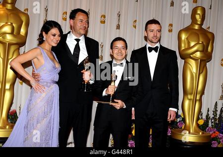 Shaun Tan e Andrew Ruhemann con il premio Best Short Film, hanno ricevuto per The Lost Thing, con Mila Kunis e Justin Timberlake all'83rd Academy Awards al Kodak Theatre di Los Angeles. Foto Stock