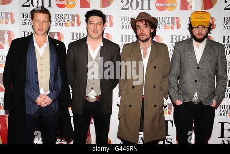 (Da sinistra a destra) Ted Dwane, Marcus Mumford, ben Lovett e Winston Marshall di Mumford e Sons in arrivo per i 2011 Brit Awards alla O2 Arena, Londra. Foto Stock