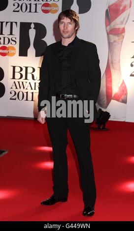 James Blunt in arrivo per i 2011 Brit Awards all'O2 Arena di Londra. Foto Stock