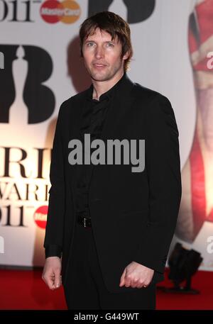 James Blunt in arrivo per i 2011 Brit Awards all'O2 Arena di Londra. Foto Stock