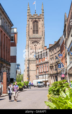 Derby city centre. Derby Cathedral e edifici sul cancello di ferro nel quartiere della Cattedrale, Derby, England, Regno Unito Foto Stock