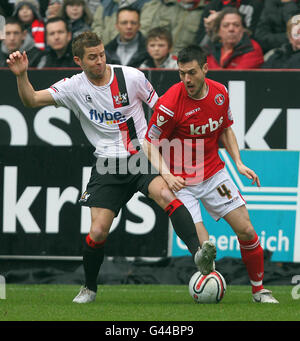 Johnnie Jackson di Charlton Athletic (a destra) è stato affrontato da John o'Flynn di Exeter City durante la partita della Npower League One a The Valley, Londra. Foto Stock