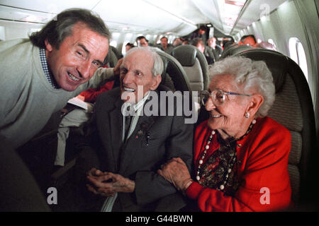 L'ex campione del mondo Jackie Stewart incontra William (99) e Lilian Hart (96), durante il volo Concorde da Londra a New York. La coppia è stata volata verso la città americana per gentile concessione di British Airways per celebrare il centesimo compleanno di MR Hart, dopo che i bambini che vivevano vicino al suo appartamento del consiglio hanno scritto alla compagnia aerea. Foto Stock