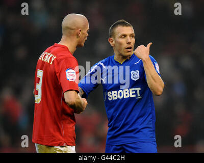 Paul Konchesky della Foresta di Nottingham (a sinistra) e Craig Bellamy della Citta' di Cardiff dopo il fischio finale durante la partita del campionato Npower al City Ground, Nottingham. Foto Stock