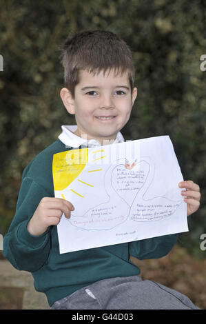 Jolyon Ellis, di sei anni, con l'invito fatto a mano rivolto al principe William e alla signorina Catherine Middleton, chiedendo la loro partecipazione per la festa del giardino della Bucklebury C of e Primary School a Newbury. Foto Stock