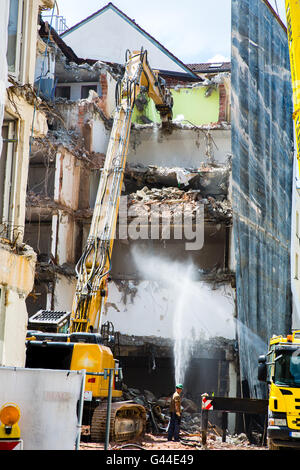 Lo smontaggio della costruzione di schiantarsi da macchinari Foto Stock