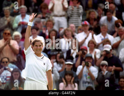 Una sorridente Monica Seles ondeggia sul Centre Court questo pomeriggio (lunedì) dopo aver battuto il connazionale Ann Grossman 6-1 6-2 a Wimbledon. Miss Selees, il seme n. 2 e il mondo congiunto n. 1, non ha giocato al torneo in quanto è stata pugnalata da un fan di Steffi Graf durante un torneo di Francoforte nel 1993. Foto di Adam Butler/PA. Foto Stock