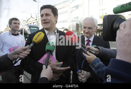 Green Party TD Eamon Ryan (seconda a sinistra) e leader John Gormley (seconda a destra) sulle marchette nel centro di Dublino. Foto Stock