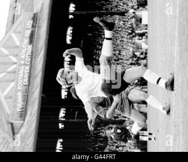 Fulham Colors, morto ieri sera (Sab) dopo un colpo, ha fatto il filer della biblioteca (115465-34) dell'ex star del calcio degli anni '60 Bobby Keetch. Aveva 54 anni. Il colorato ex Fulham e QPR difensore è stato più recentemente la forza commovente dietro l'apertura del ristorante a tema 'Football, Football' a Londra. Vedi PA storia CALCIO Keetch. Foto di PA. (SOLO B/N). Foto Stock