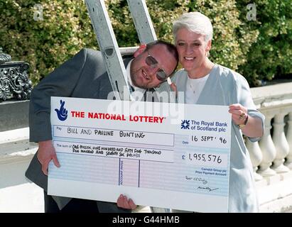 Bill e Pauline Bunting di King's Lynn, Norfolk trovare fortuna, così come un assegno molto grande, sotto una scala mentre celebrano la loro vittoria della Lotteria Nazionale di quasi 2 milioni ad una chiamata stampa questa mattina (Lunedi). Il sig. Bunting ha fatto scegliere i suoi numeri dal proprio sistema Lucky DIP di Camelot e hanno in programma di completare la ristrutturazione della loro casa e di acquistare una nuova auto, con forse un viaggio da sogno in un getto di forza aerea Tornado gettato dentro! Di John Stillwell/PA. Foto Stock