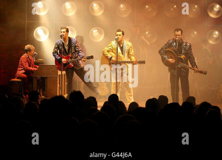 (Da sinistra a destra) ben Goddard come Jerry Lee Lewis, Robert Britton Lyons come Carl Perkins, Michael Malarkey come Elvis Presley e Derek Hagen come Johnny Cash in 'Million Dollar Quartet' al Noel Coward Theatre, nel centro di Londra. Foto Stock