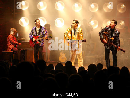 (Da sinistra a destra) ben Goddard come Jerry Lee Lewis, Robert Britton Lyons come Carl Perkins, Michael Malarkey come Elvis Presley e Derek Hagen come Johnny Cash in 'Million Dollar Quartet' al Noel Coward Theatre, nel centro di Londra. Foto Stock