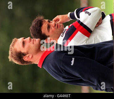 Lawrence Dallaglio, il fiancheggiante delle Wasps, chiacchiera con l'ex capitano inglese Will Carling (a destra) durante la prima sessione di allenamento tardiva per la squadra nazionale all'Abbazia di Bisham questo pomeriggio (mercoledì). Foto di Rebecca Nadan/PA. VEDI LA STORIA DELLA PA RUGBYU INGHILTERRA. Foto Stock