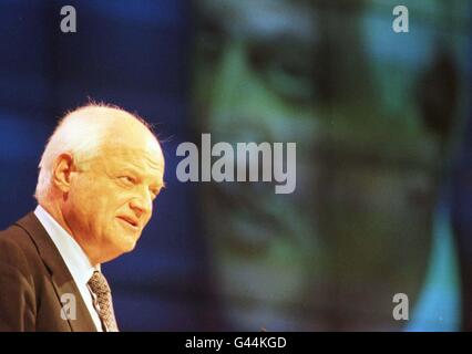 Sir James Goldsmith ha pronunciato il suo discorso alla Conferenza del Partito referendaria di Brighton Today (Sat) immagine di Stefan Rousseau/PA. Foto Stock