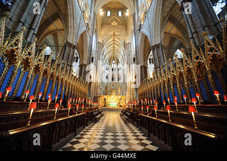 La vista da sotto il loft organo verso l'altare maggiore nell'Abbazia di Westminster nel centro di Londra. Foto Stock