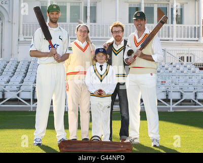 Il giocatore di cricket della contea di Nottinghamshire Charlie Shreck (a sinistra) con il direttore del Belvoir Castle Cricket Trust e l'ex giocatore di cricket della contea di Nottinghamshire Darren Bicknell (a destra) si levano in piedi con il direttore Giles Croft (seconda a sinistra) e lo scrittore Michael Pinchbeck insieme al giovane giocatore di Belvoir Sam Clarke, di 10 anni Foto Stock