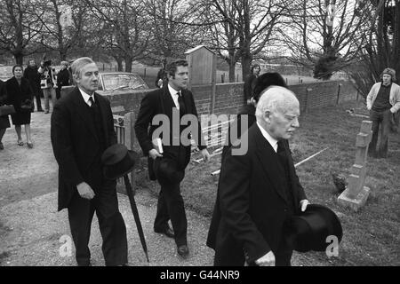 Il funerale del celebre scrittore di crimine Dame Agatha Christie alla Chiesa Parrocchiale di Cholsey, vicino a Wallingford. Al funerale partecipano gli scrittori marito, archeologo Sir Max Mallowan (fronte destra) e suo nipote Matthew Prichard (libro di proprietà), che ha dato i diritti a 'il Mousetrap', quando aveva otto anni, Foto Stock