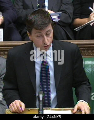 Il Segretario degli Esteri ombra Douglas Alexander risponde dopo che il Segretario degli Esteri William Hague ha rilasciato una dichiarazione alla Camera dei Comuni di Londra sulla missione diplomatica in Libia. Foto Stock
