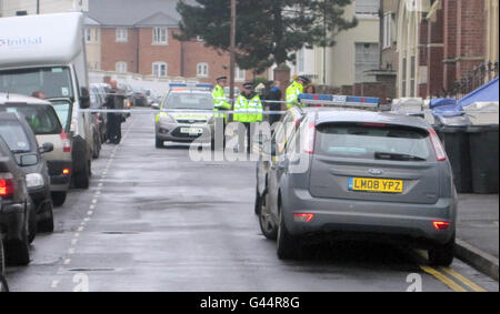 Polizia fuori di una proprietà a Ceylon Place, Eastbourne, East Sussex, dopo 39 anni uomo è stato trovato morto per le ferite dei coltelli. La polizia ha avviato un'inchiesta sull'omicidio. PREMERE ASSOCIAZIONE foto. Data immagine: Martedì 22 febbraio 2011. La polizia è stata chiamata in strada appena dopo le 21 di ieri sera, ma l'uomo, che non è stato nominato, è morto poco più tardi. Anche un uomo di 48 anni, arrestato con sospetto di omicidio, è stato ferito durante l'incidente ed è stato ricoverato in ospedale. Questa mattina era sotto la guardia della polizia all'Eastbourne District General Hospital, ha detto un portavoce della polizia del Sussex. Foto Stock