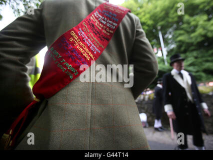 Royal Alfiere Rory J. monaci indossa un telaio recante il suo nome durante il Selkirk Equitazione comune, una secolare tradizione nel royal burgh di Selkirk Scottish Borders. Foto Stock