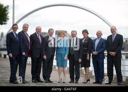 Da sinistra il senatore Ian Gorst Chief Minister Governo Jersey, Carwyn Jones Primo Ministro del Galles, Martin McGuinness il vice primo ministro dell'Irlanda del Nord, Enda Kenny An Taoiseach governo irlandese, Nicola Storione Primo Ministro di Scozia, David Mundell il Segretario di Stato per la Scozia, Arlene Foster Primo Ministro dell'Irlanda del Nord Executive, Allan Bell Chief Minister Isola di Man, e Vice Gavin St Pier Chief Minister Guernsey di governo durante il Consiglio britannico-irlandese Vertice ospitato dal governo scozzese di Glasgow. Foto Stock