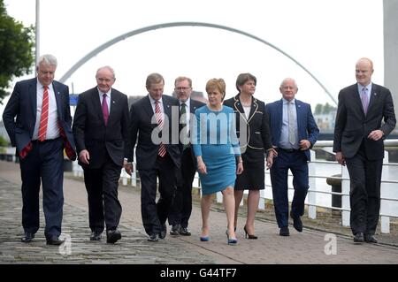 (Da sinistra) Carwyn Jones Primo Ministro del Galles, Martin McGuinness il vice primo ministro dell'Irlanda del Nord, Enda Kenny An Taoiseach governo irlandese, David Mundell il Segretario di Stato per la Scozia, Nicola Storione Primo Ministro di Scozia, Arlene Foster Primo Ministro dell'Irlanda del Nord Executive, Allan Bell Chief Minister Isola di Man, e Vice Gavin St Pier Chief Minister Guernsey governo. Foto Stock