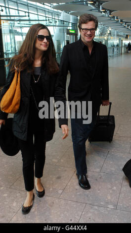 Colin Firth e sua moglie Livia Giuggioli tornano da Los Angeles al Terminal 5 dell'aeroporto di Heathrow dopo il trionfo di Oscar di domenica. Foto Stock