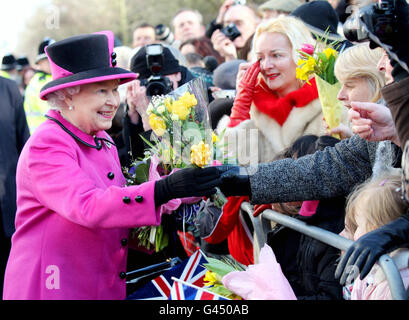 La regina Elisabetta II accoglie le folle dopo aver visitato il Warwickshire Justice Center di Leamington Spa. Foto Stock