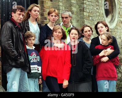 (L-R) Steve Hattersley (fratello), bancata posteriore), Karen (moglie di Steve), Judith (figlia), Richard (il fidanzato di Judith), bancata anteriore - Ben (figlio di sette anni), Ruth Hattersley (moglie), Andrea (figlia), Phillipa (figlia), Rebecca (figlia) cuddling Eleanor (figlia). La vedova e la famiglia del preside David Hattersley che è stato ucciso da una massiccia esplosione di fuochi d' artificio venerdì a uno speciale servizio alla Chiesa della Santa Trinità, High Wycombe, a pochi metri dalla scena della tragedia. Vedere PA storia incidente fuochi d'artificio. Foto di David Cheskin/PA. Foto Stock