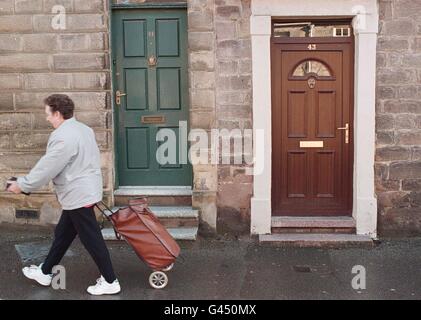 La porta anteriore in plastica, al 43 di St John's Street, Wirksworth, Derbyshire, (a destra), appartenente a Patricia Harman. Alla High Court è stato chiesto oggi (martedì) di decidere se Patricia, 53 anni, che vive in un'importante area di conservazione del Derbyshire Dales, dovrebbe essere permesso di tenere la sua porta. Vedi PA Story COURTS Door. Foto di Rui Vieira. Foto Stock