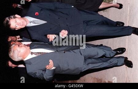 Il Principe del Galles si armeggia con il Presidente del Turkmenistan, Saparmurad Niyazov, presso le scuderie del Presidente nei terreni del Palazzo Rosa, Ashgabat. Il Principe è il 3° giorno della sua visita in Ucraina e Asia Centrale. FOTOGRAFIA DI JOHN STILLWELL/PA. Foto Stock