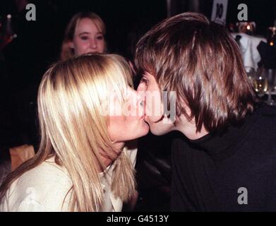 L'attrice Patsy Kensit baci fidanzato Liam Gallagher del gruppo pop Oasis alla rivista Q Music Awards di Londra. Oasis frontman Gallagher ha ricevuto il meglio agire nel mondo trofeo in occasione del decimo anniversario di premi. È stato riportato 05/02/97 che Liam e due volte-divorziata Patsy sono stati impostati su mer segretamente la settimana seguente il 10 febbraio a Londra centrale ufficio del registro di sistema - di essere seguita da un San Valentino chiesa benedizione secondo la Domenica 07/04/97 la coppia sposata a Londra di Westminster Register Office a 8.30am, Ufficio del Registro di sistema dipendenti confermato. Foto Stock