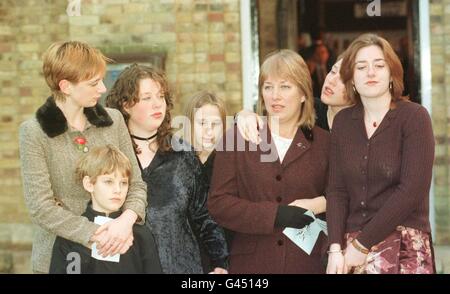 La famiglia del preside David Hattersley frequenta oggi (venerdì) un memoriale presso la Santa Trinity Church, High Wycombe, per il padre che è morto dopo essere stato ferito da un incendio scoppiato. Da sinistra: Judith (19), ben (7), Andrea (17), Eleanor (12), vedova Ruth, Phillip (18) e Rebecca (21). Foto di Tim Ockenden/PA Foto Stock