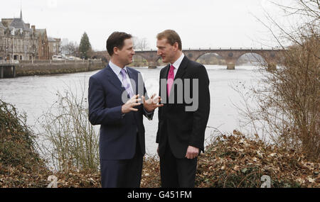 Nick Clegg (a sinistra) leader liberaldemocratici e Tavish Scott leader dei liberaldemocratici scozzesi durante una fotocellula sul fiume Tay a Perth, Scozia. Foto Stock