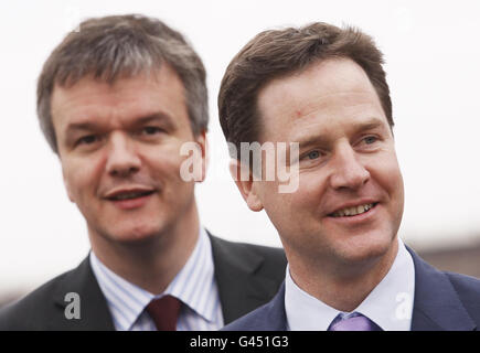 Nick Clegg (destra) leader liberaldemocratici e Michael Moore Segretario di Stato per la Scozia durante una fotocellula del fiume Tay a Perth, Scozia. Foto Stock