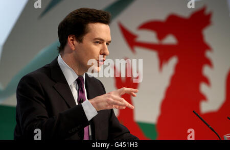 Il Cancelliere George Osborne si rivolge oggi al Forum di primavera dei conservatori alla Conferenza dei conservatori gallesi di Cardiff. PREMERE ASSOCIAZIONE foto. Data immagine: Sabato 5 marzo 2011. Vedere PA storia POLITICA Tories. Il credito fotografico dovrebbe essere: David Jones/PA Wire Foto Stock