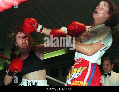 Library filer Ref 258081-1, datato 20-02-94, di un bout di pugilato tra Cheryl Robinson di West Bromwich (a sinistra) che combatteva Lorraine Farley, da Liverpool. L'Associazione Amateur Boxing ha deciso di porre fine a 116 anni di tradizione permettendo a donne e ragazze di combattere per la prima volta nei bouts in Inghilterra. Foto di Fiona Hanson/PA. VEDI LA STORIA DI PA BOXING DONNE. Foto Stock