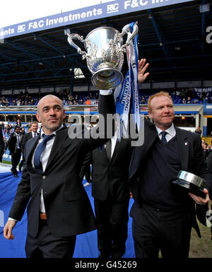 Il Capitano Stephen Carr di Birmingham (a sinistra) solleva il Trofeo Carling Cup accanto al Manager Alex McLeish mentre conduce un giro d'onore durante il ricevimento civico a St Andrews, Birmingham. Foto Stock