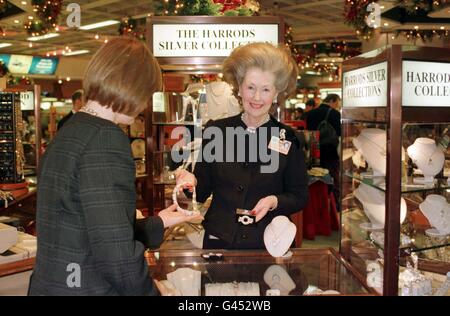 Raine Contessa de Chambrun serve durante la sua giornata di esperienza di lavoro come assistente di negozio a Harrods International a Heathrow Terminal di partenza tre Lounge. Ex matrigna della Principessa di Galles, che di recente è diventato un regista di Harrods International, trascorso oggi (sabato) lavorando un turno di otto ore presso il department store presso l'aeroporto. Foto di Tim Ockenden/PA. Foto Stock