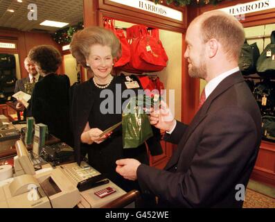 Raine Contessa de Chambrun serve durante la sua giornata di esperienza di lavoro come assistente di negozio a Harrods International a Heathrow Terminal di partenza tre Lounge. Ex matrigna della Principessa di Galles, che di recente è diventato un regista di Harrods International, trascorso oggi (sabato) lavorando un turno di otto ore presso il department store presso l'aeroporto. Foto di Tim Ockenden/PA. Foto Stock