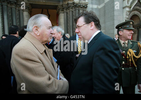 Taoiseach Brian Cowen (a destra) è accolto dall'ex Taoiseach e Fianna Fail Albert Reynolds dopo la messa nella chiesa di St.Anne su Dawson Street, Dublino, il primo giorno del 31° Dail. Foto Stock