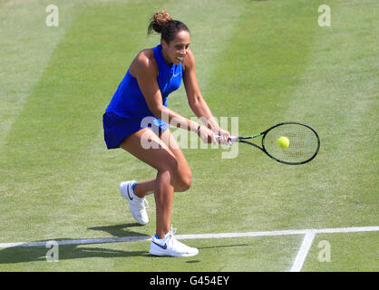 USA chiavi di Madison riproduce la Lettonia Jelena Ostapenko durante il giorno cinque del 2016 AEGON Classic presso il priorato di Edgbaston, Birmingham. Foto Stock