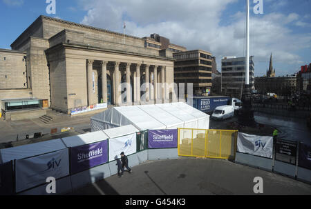 Una barriera metallica viene eretta fuori dal municipio di Sheffield in vista della Conferenza di primavera dei liberali democratici che inizia domani. Foto Stock